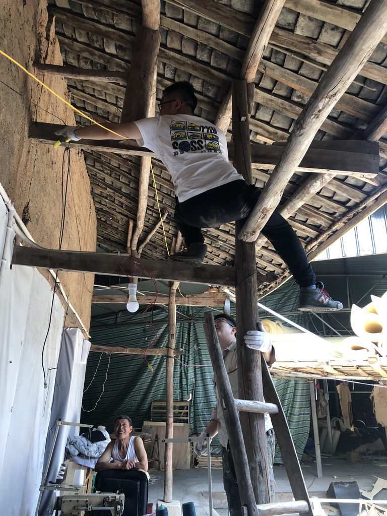 Broad band seismic station deployment in Dazhou, Sichuan Province. I was uninstalling the cable tie.